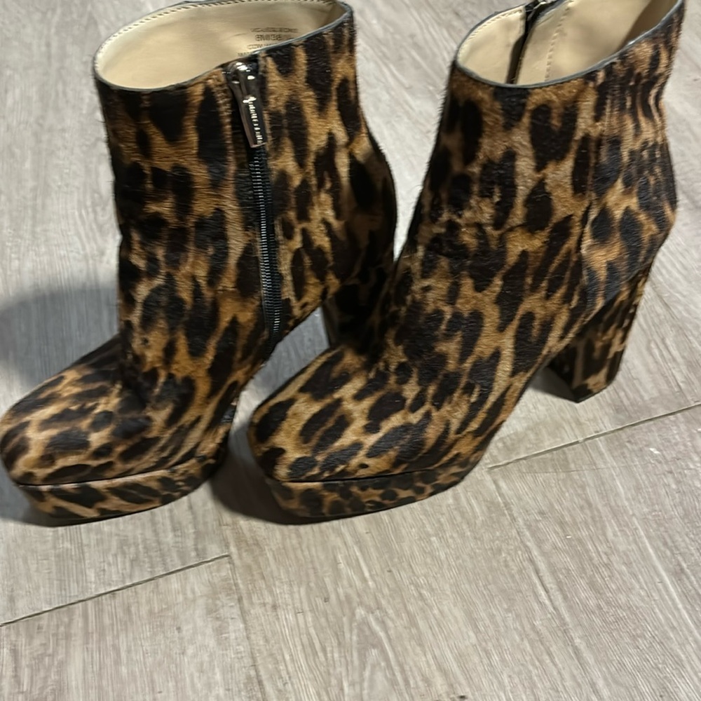 Trendy platform boots. Leopard print. Leather.